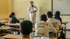 መምህር ትምህርት እየሰጠ