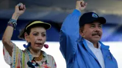 Daniel Ortega y su esposa en 2018.