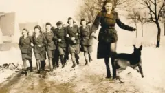 Равенсбрюктагы түрмө сакчылары (сүрөт болжолу 1940-жылдары тартылган)