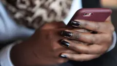 Urubyiruko rukoresha telefone zigezweho