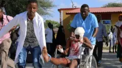 폭발 직후 한 시민이 부상자를 병원으로 옮기고 있다