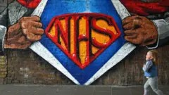 Londra Waterloo İstasyonu yakınlarında İngiliz Ulusal Sağlık Hizmetleri'nin baş harfleri NHS duvarlara resmedildi.