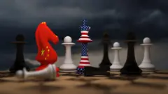 صورة فنية تظهر حجري شطرنج أحدهما ملون بعلم الولايات المتحدة، والآخر بعلم الصين.