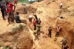 Sur cette photo prise le 4 avril 2018, des mineurs d'or travaillent sur un site minier dans la ville camerounaise de Betare Oya. (Photo de Reinnier KAZE / AFP via Getty Images)