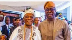 Olubadan Rashidi Ladoja lapa osi, Gomina Seyi Makinde lapa ọtun. Awọn mejeeji n rẹrin-in, awon eeyan wa lẹyin wọn ninu aworan yii.