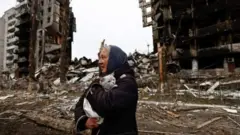 Warga di Borodyanka, kota di seputar ibu kota Kyiv yang hancur dan telah diambil alih kembali oleh pasukan Ukraina.