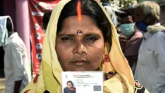 एक महिला मतदाता