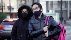 Casal na rua em dia frio em SP