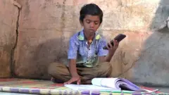 தமிழ்நாடு அரசு பள்ளி ஆசிரியரின் புதிய முயற்சி - ஆன்லைன் கல்வி ரேடியோ