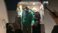 ناوالنی و همسرش در حال خروج از هواپیما