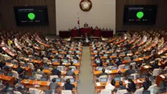 2020년 12월 14일 서울 여의도 국회에서 열린 본회의에서 남북관계발전에 관한 법률 일부개정안(대북전단금지법 개정안)이 재석187인 찬성187인으로 통과되고 있다