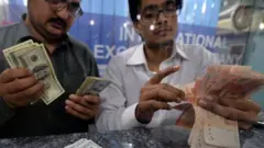 روپیہ، ڈالر