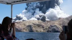 White Island yakınındaki bir turist patlayan yanardağın fotoğrafını çekiyor