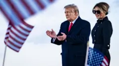 Ông Donald Trump và vợ, bà Melania nay sống tại Florida