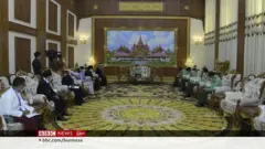 တိုင်းရင်းသားတွေ လက်နက်ဆက်ကိုင်ချင်ရင် တပ်နဲ့ BGF ထဲဝင်ရမယ်လို့ စစ်ခေါင်းဆောင်ပြော