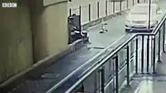 रेलवे ट्रैक पर कार