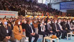 Farsça'dan Türkçe'ye geçen lebalep kelimesi tıklım tıklım anlamına geliyor