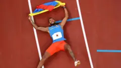 Zambrano en el suelo con la medalla de Colombia tras completar la carrera.