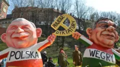 Демонстрация с куклами лидера ПиС Ярослава Качиньского и премьера Венгрии Виктора Орбана в Кракове
