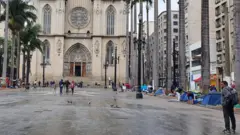 Moradores de rua que dormem em barracas na praça da Sé