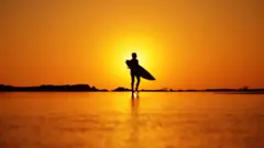 Surfista em praia
