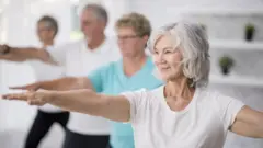 Personas de la tercera edad haciendo ejercicio