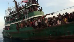 রোহিঙ্গাদের নিয়ে ভেসে পড়া বঙ্গোপসাগরে একটি নৌকা। ফাইল ছবি