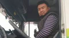 Кыргыз-казак өткөрмө бекетинде кезегин күткөн айдоочу