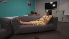 Grávida usa óculos de realidade virtual para se distrair das dores do parto