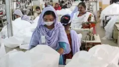 মাথাপিছু আয়ে গার্মেন্টস কারখানার শ্রমিকের প্রকৃত চিত্র পাওয়া যায় না। (ফাইল ফটো)