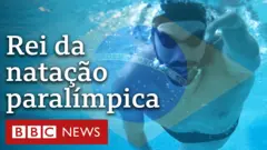 Montagem com nadador paralímpico nadando com bandeira do Brasil ao fundo