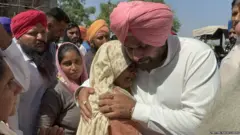 ਨਵਜੋਤ ਸਿੱਧੂ ਗੁਰਦਾਸਪੁਰ ਵਿੱਚ ਪੀੜਤ ਪਰਿਵਾਰਾਂ ਨੂੰ ਮਿਲੇ ਤੇ ਕਾਨੂੰਨ ਵਿਵਸਥਾ ਉੱਤੇ ਸਵਾਲ ਚੁੱਕੇ