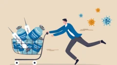 Ilustração de uma pessoa empurrando um carrinho de compras cheio de vacinas, 'fugingo' dos vírus
