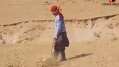 Янтоқ чопаётган пайариқлик аёл