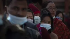 कोभिड खोप लगाउन पालो कुर्दै