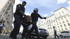 Polis etirazçını saxlayır