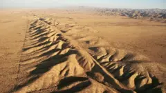 نمای هوایی از بخشی از یکی از مشهورترین گسل‌های جهان، گسل سن آندریاس در آمریکا