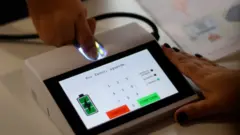 Mãos em cima de aparelho de biometria
