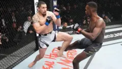 Israel Adesanya na Robert Whittaker na-akụ ọkpọ