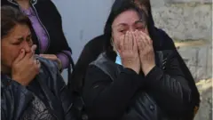 رد فعل نساء أذريات بعد تدمير منازلهن التي يُزعم أنها تضررت من جراء قصف