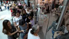 Algunos venezolanos hicieron largas filas durante el Black Friday pero esta vez no fue para conseguir productos de primera necesidad.