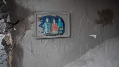 Интерьер дома, покрытый пеплом от извержения вулкана