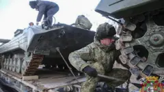 Bộ Quốc phòng Belarus công bố các bức ảnh cho thấy quân đội và xe tăng Nga đến để tập trận