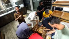 ليبيون يشترون الخبز في بلدة ترهونة، جنوب شرقي ليبيا