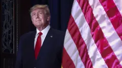 Donald Trump se lève avant de prendre la parole en Caroline du Sud, 28 janv. 23