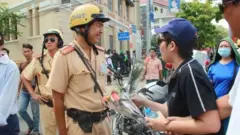 Người dân tặng hoa cho lực lượng cảnh sát giao thông trong cuộc biểu tình Formosa 5/2016 tại khu vực chợ Bến Thành, TP HCM