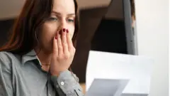 Mujer se sorprende al ver una cuenta