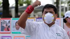 Médico peruano participa de um protesto nas ruas em Lima sobre as condições de trabalho