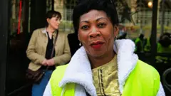 Céline N'Go, Gilet jaune d'origine camerounaise. Elle travaille comme infirmière.