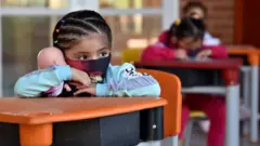 Niña en un colegio.
